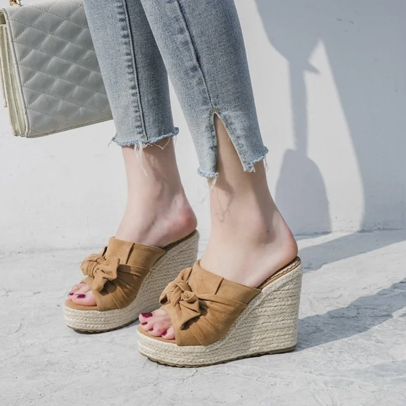 

Корейская версия туфли с бантом и открытым носком, женские туфли на высоком каблуке, большие размеры, соломенная обувь на танкетке