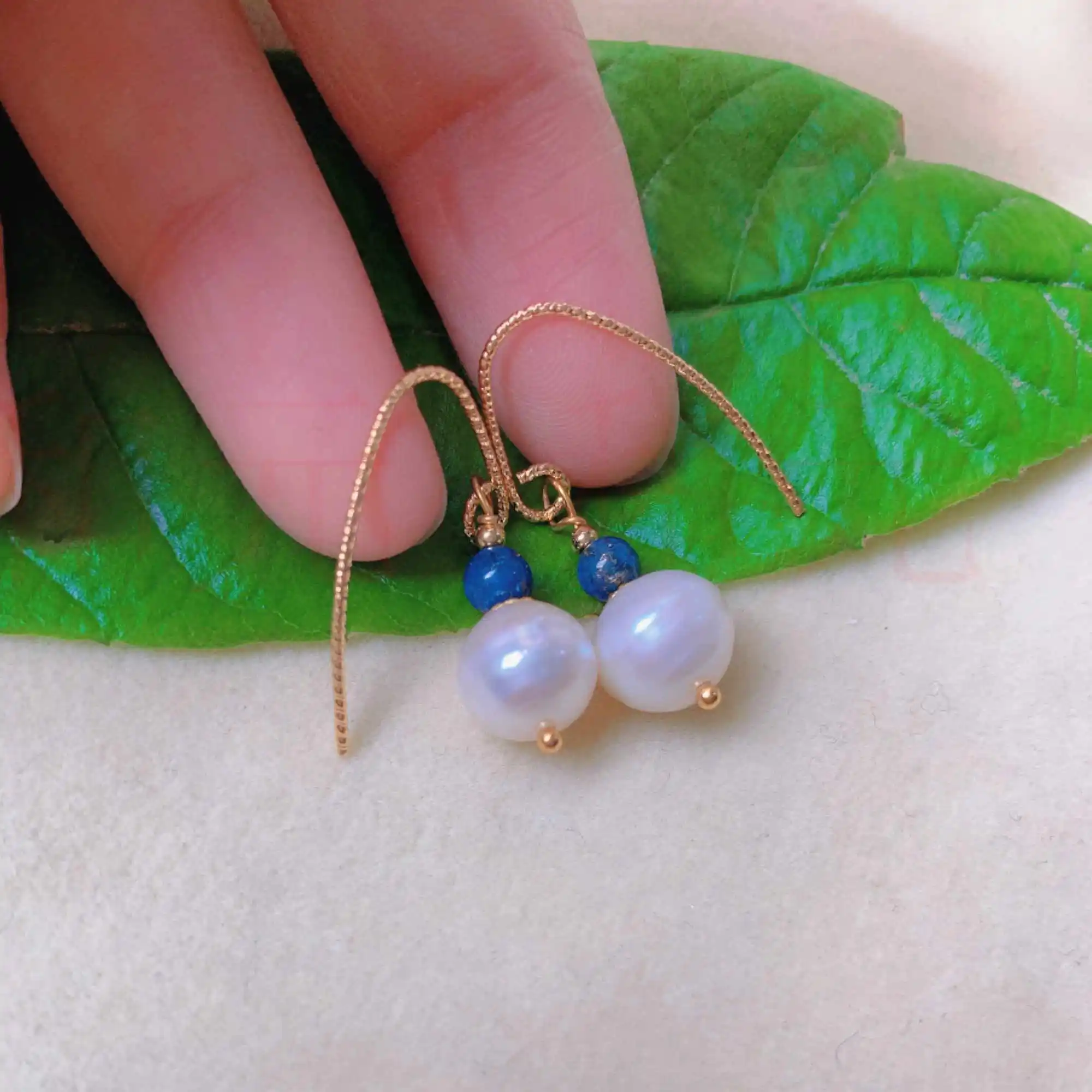 

Серьги из 18-каратного золота с натуральным круглым жемчугом и сапфиром, подарок, рождественские аксессуары, ювелирные изделия, праздничные ...