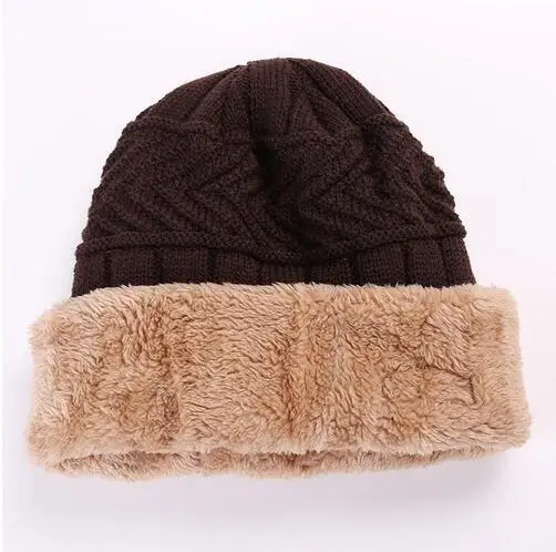 

Комплект из теплой вязаной шапки и шарфа