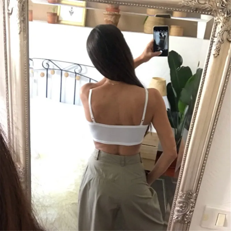 Женский укороченный топ с бантом v-образным вырезом и открытой спиной без рукавов