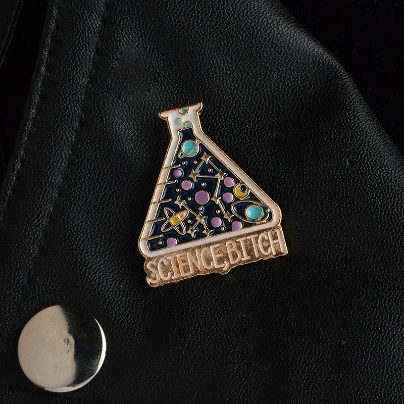 Брошь булавка научный эксперимент чашка химическая реакция космическая планета