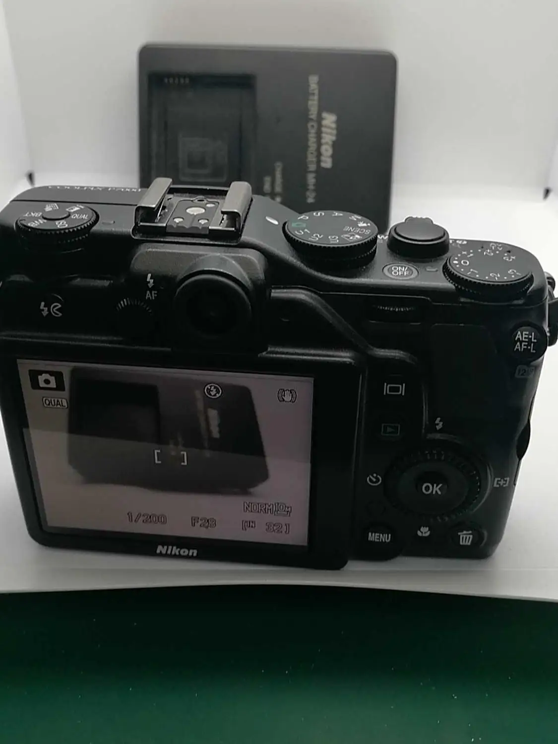 Цифровая камера Nikon Coolpix P7000 б/у 10 1 МП с 7 дюймовым широким зумом и 3 ЖК