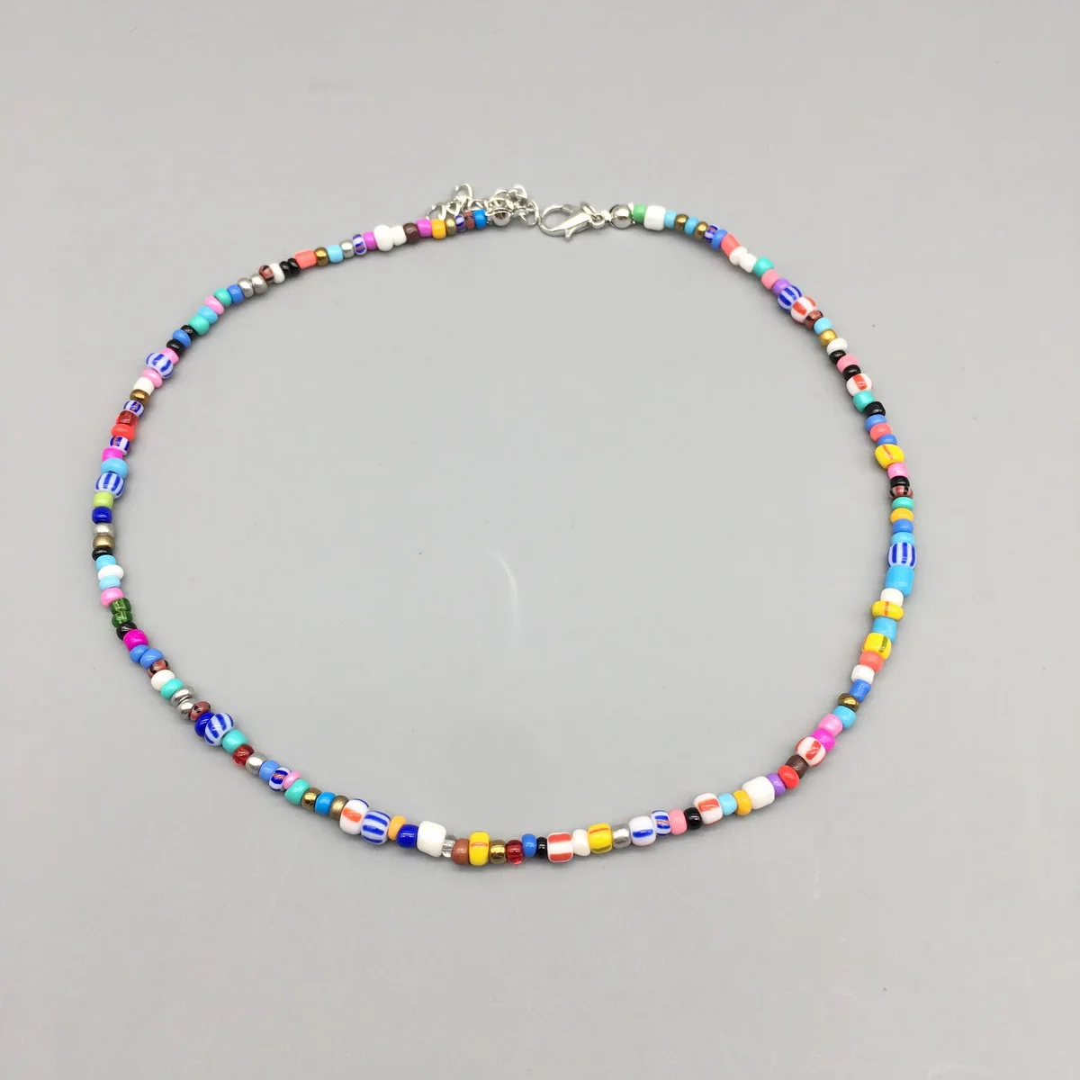 Ожерелье-чокер женское разноцветное с бусинами разных размеров | Украшения и