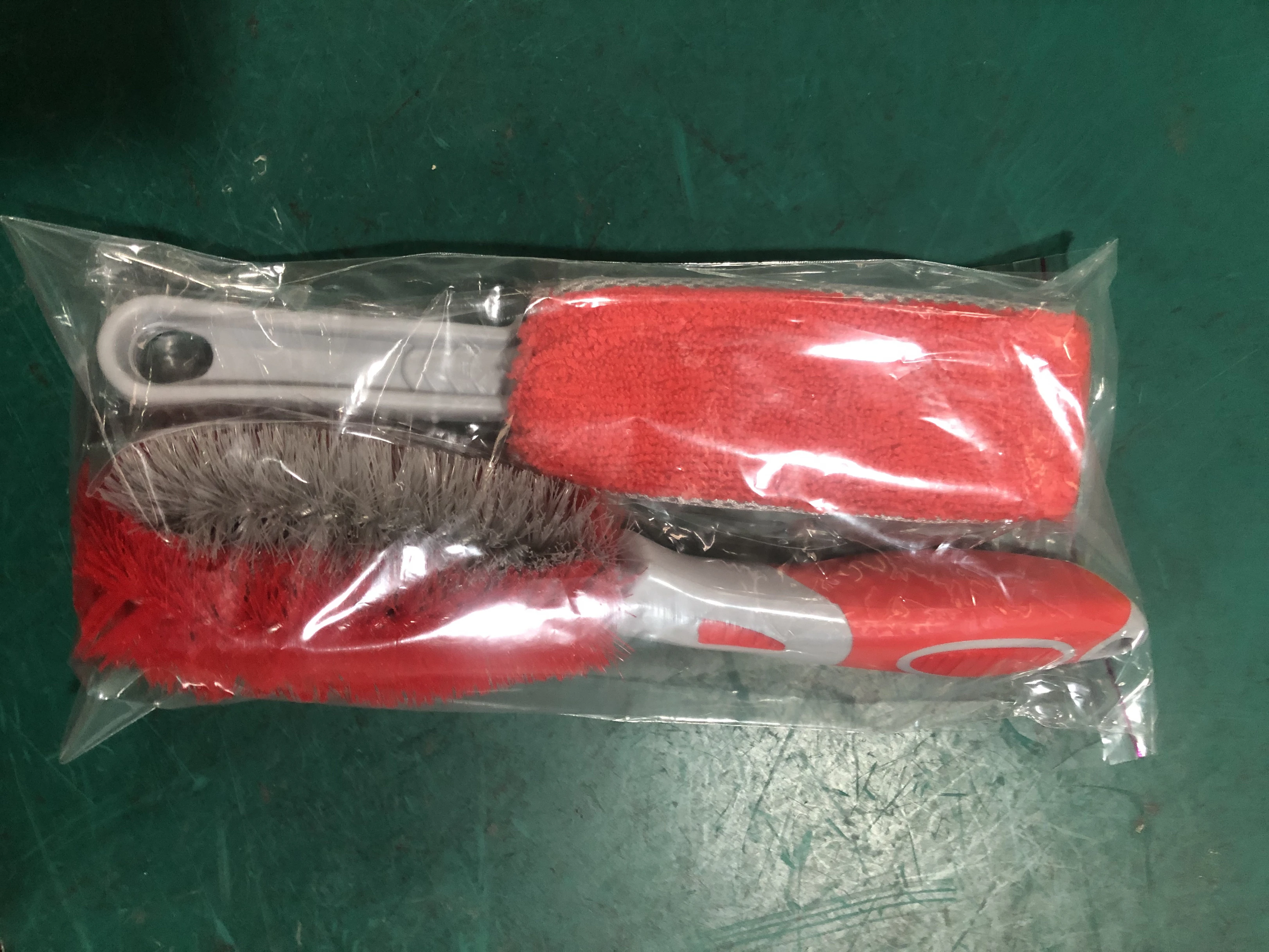 

Car Wash Brush Non-slip Handle Microfiber Sponge Tire Rim Brush Car Detailing Brush Cleaning Tool for Car Accessories 2Pcs