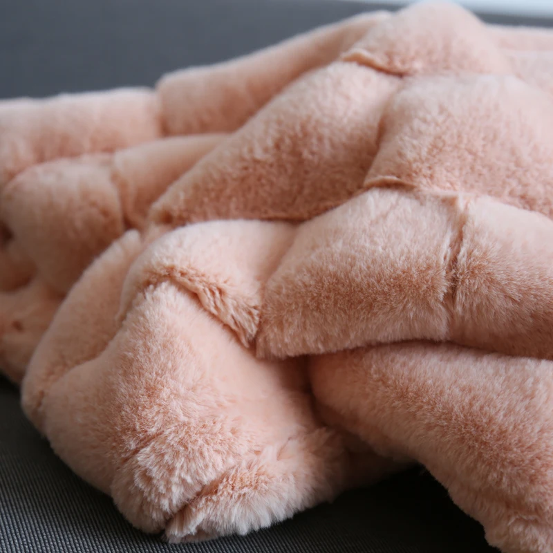 Двухслойное толстое одеяло для дивана белого и серого цвета с имитацией