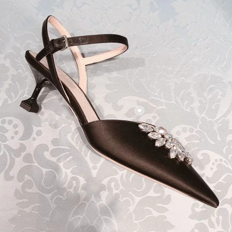 Однотонные остроносые сандалии стразы с пряжкой кристаллами и стразами