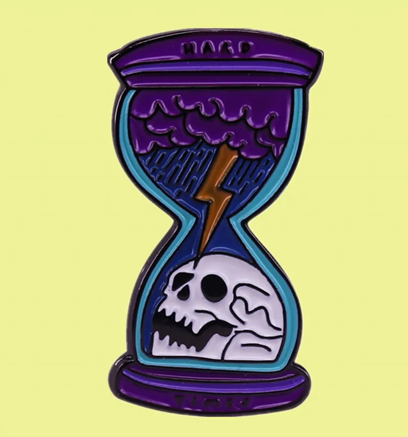 Брошь в стиле поп панк-рок, с эмалью