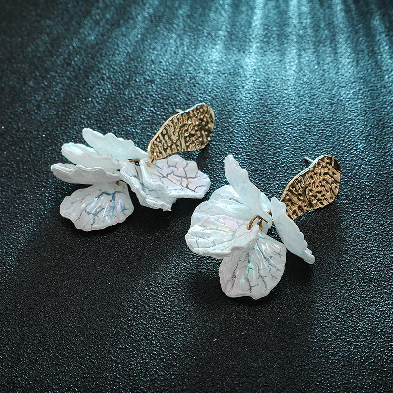 Женские серьги гвоздики в Корейском стиле вечерние нные с белыми лепестками и