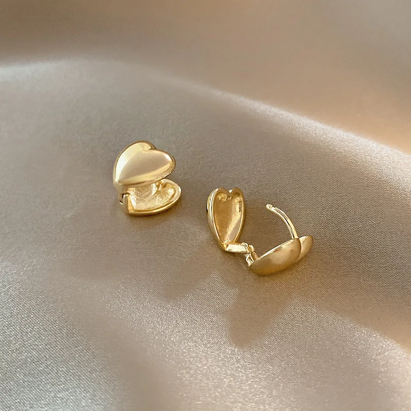

2021 New Contracted Korean Small Sweet Lovely Senior Stud Earrings Jewelry Joker Fashion Metal Heart Modelling Women Earrings