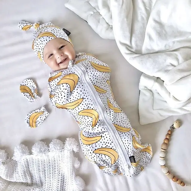 Banana 0 3M Для новорожденных милый пеленать на молнии одеяло для сна мешок Дети младенческой пеленать постельные принадлежности Муслин хлопчатобумажная накидка+ шляпа 2 шт одежда - Цвет: Banana 0 3M