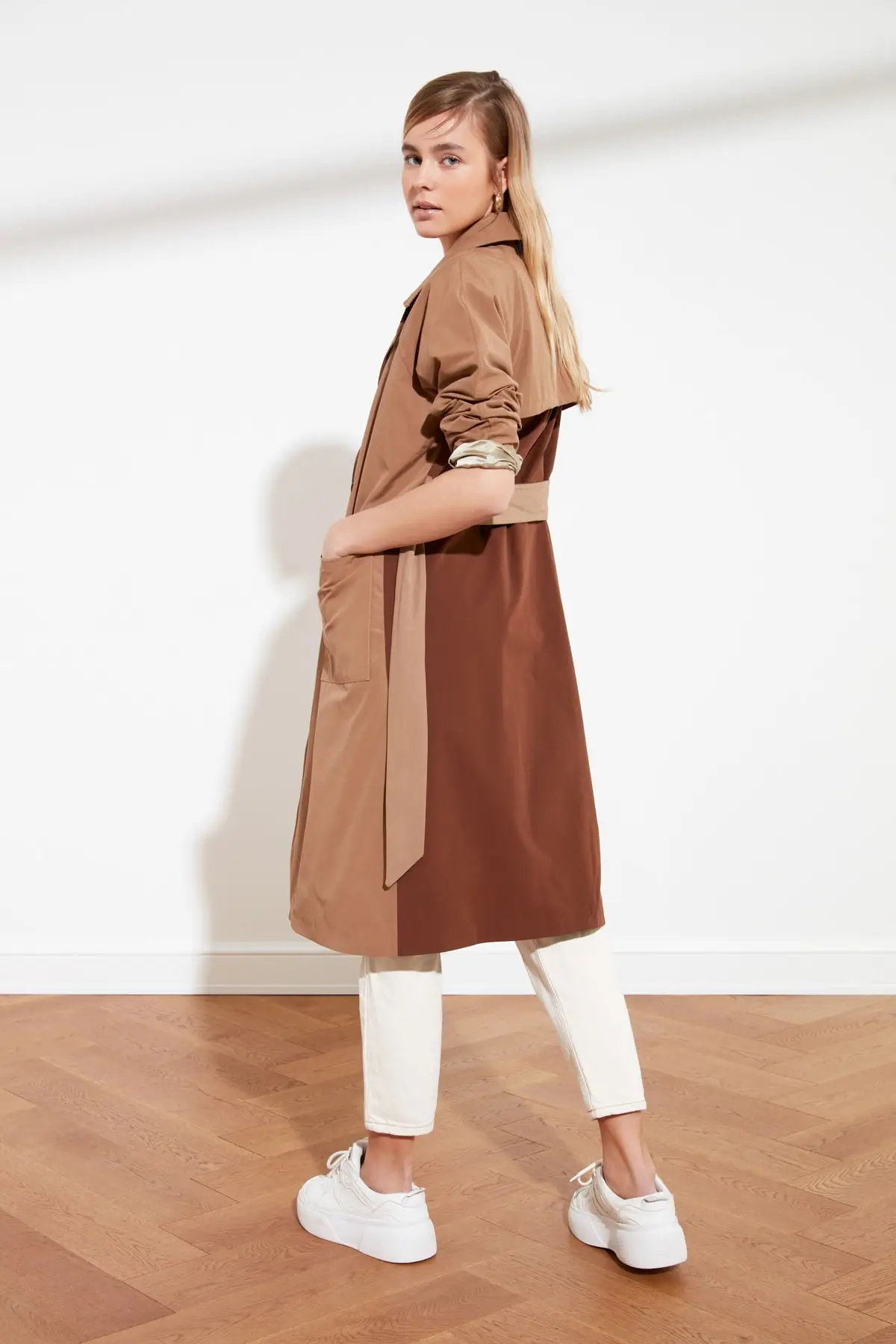 

Trendyol Back Brown Arched Long Trench Coat TWOSS21TR0003