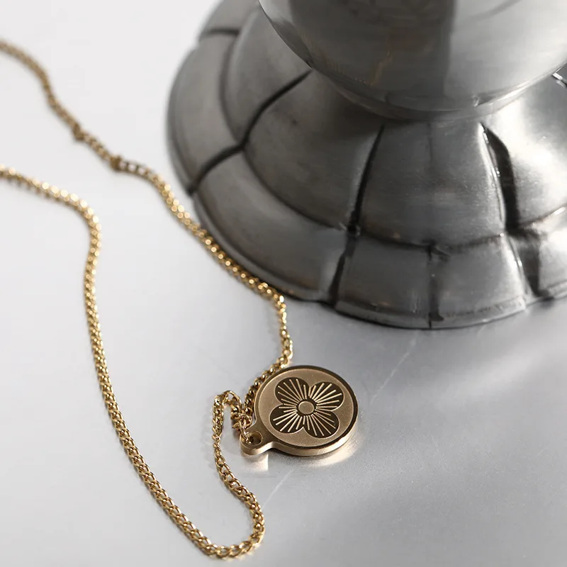 

Four Leaf Clover Pendant Necklaces for Women 2021 Trendy Titanium Steel Sweater Hoodies Chain Vintage Round Jewerly Accessories