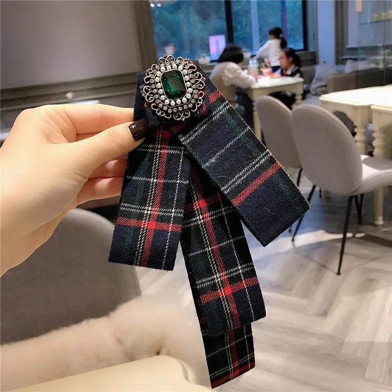 Колледжа решетки с украшением в виде кристаллов брошь для галстука-бабочки