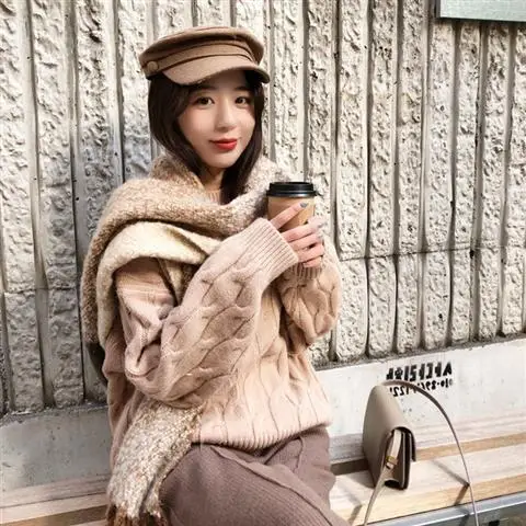 Осенне зимний плотный свитер карамельного цвета в ленивом стиле женский