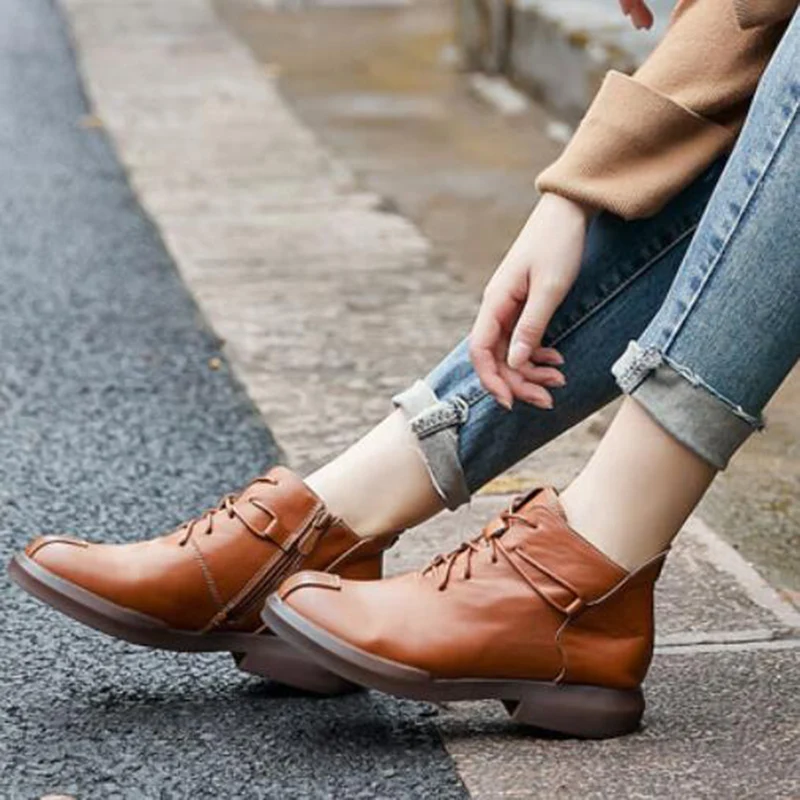 Женские ботинки из натуральной кожи на меху со шнуровкой и круглым носком