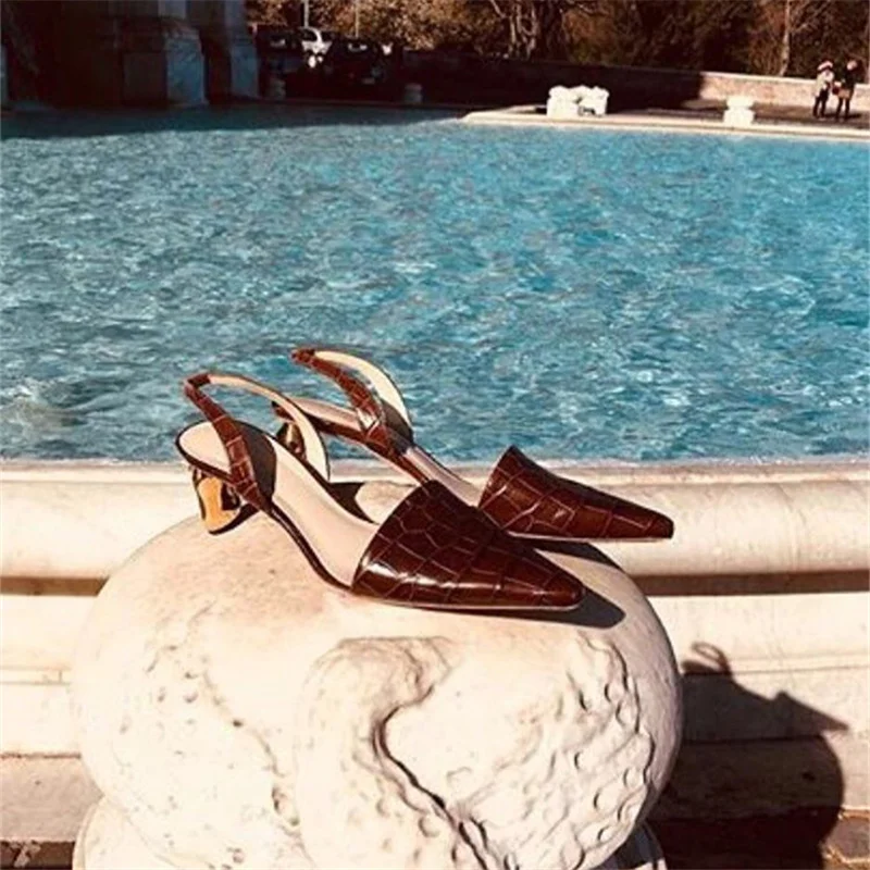 Женские босоножки с острым носком крокодиловые сандалии на блочном каблуке