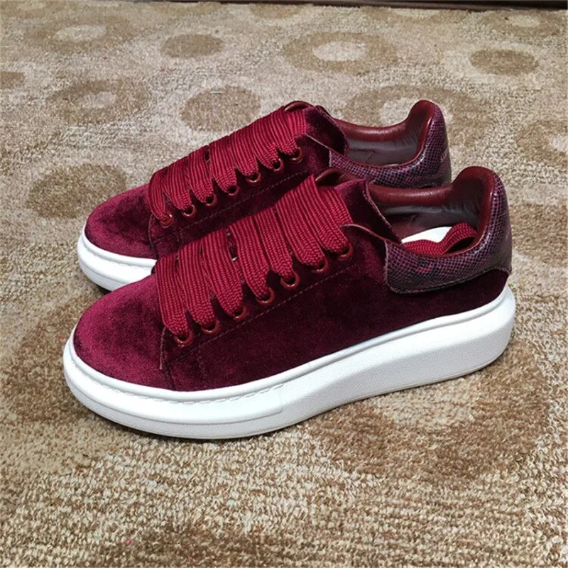 

The new wide bottom velvet men's and women's sports shoes in Europe add sports luxury to the daytime look