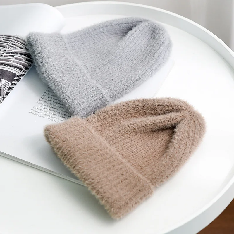 Женская вязаная шапка с помпоном теплая однотонная искусственным ворсом и для