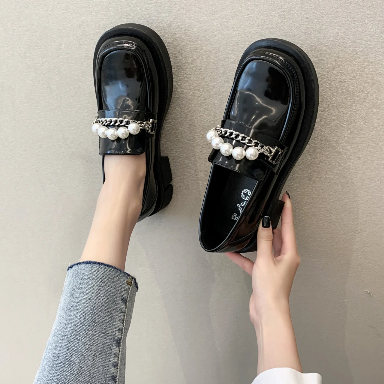 

Spring fashion loafers women 2021 new women's flat shoes comfortable patent leather pearl metal buckle low heel women's shoes