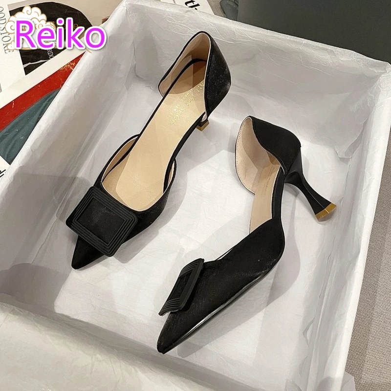 Женские туфли на низком каблуке кремово-белые атласные из искусственной кожи без