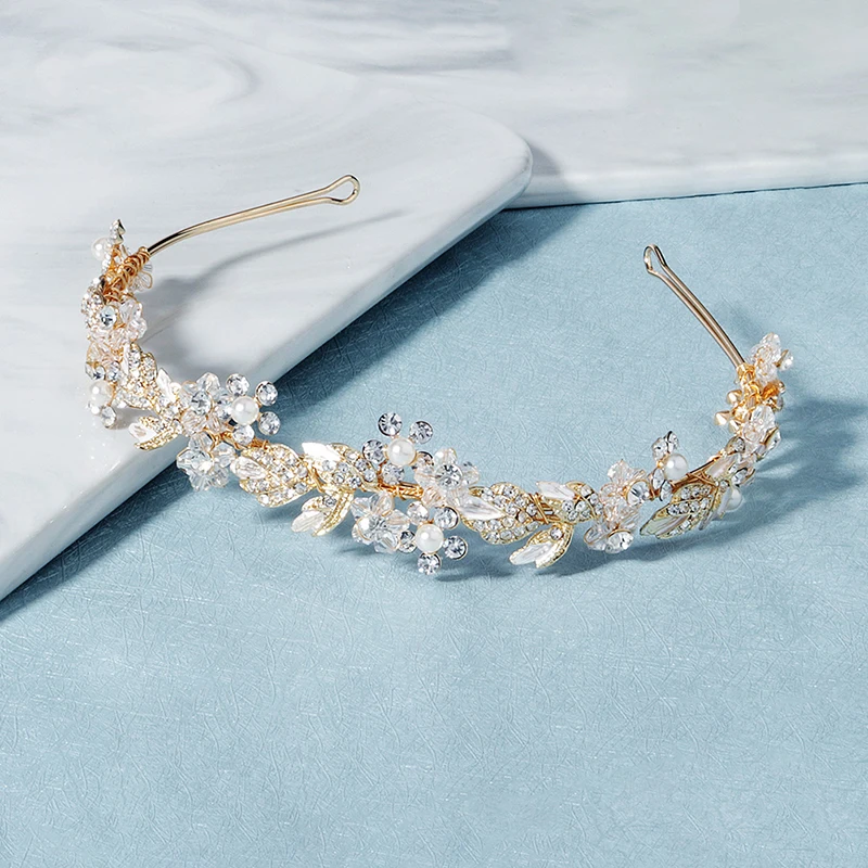 Повязка на голову женская с цветами и кристаллами серебристого цвета | Украшения