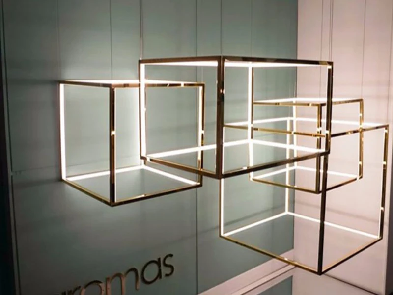 Goedkoop Licht Luxe Designer Lichtgevende Kubus Vorm Combinatie Hollow Modeling Lamp Grote Ruimte Lange Wandlamp Grote Kroonluchter