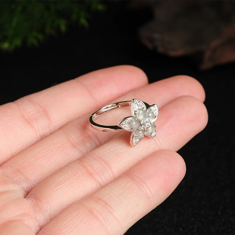 Кольцо из янтарского нефрита с цветком сливы инкрустированное серебром 925 пробы |