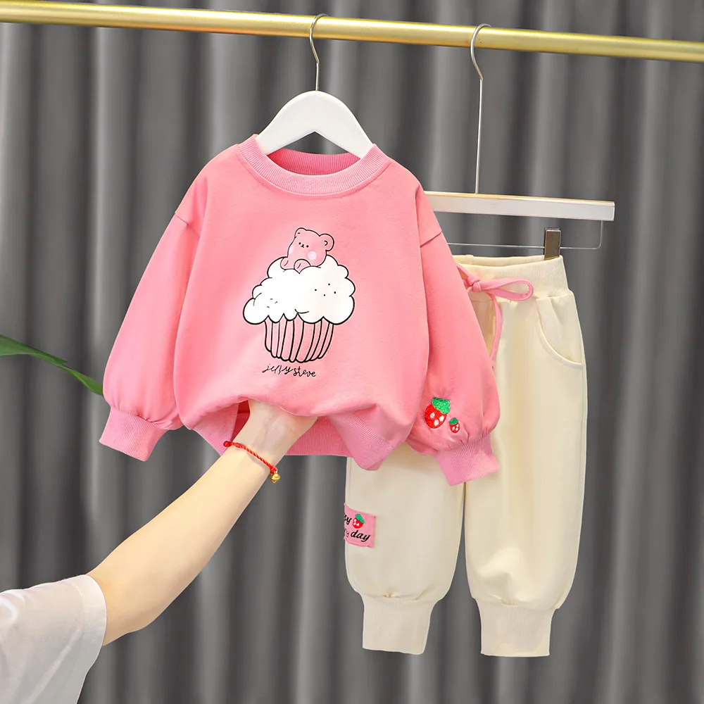 

Весенний новый корейский костюм, одежда для девочек, Детский свитер с длинным рукавом и мультяшным клубничным медведем, повседневные брюки,...