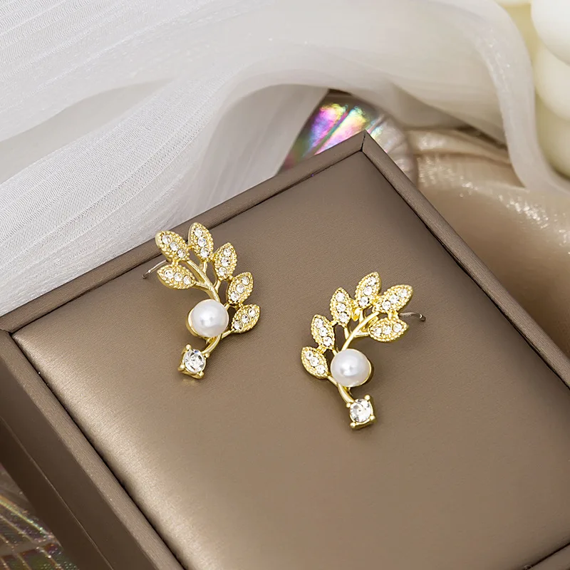 

U-Magical Fairy Asymmetric Tree Leaf Imitation Pearl Stud Earring for Women Gold Hollow Metallic Rhinestone Earring Jewelry