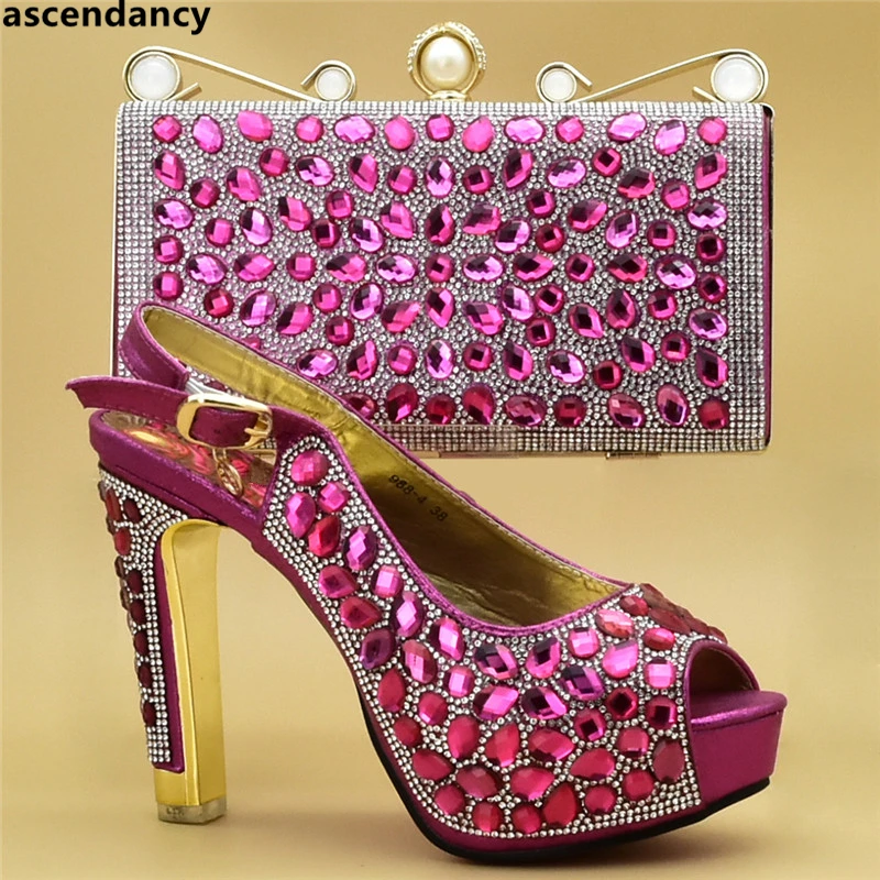 Новейшая обувь Комплект из итальянских туфель на высоком каблуке и сумочки со