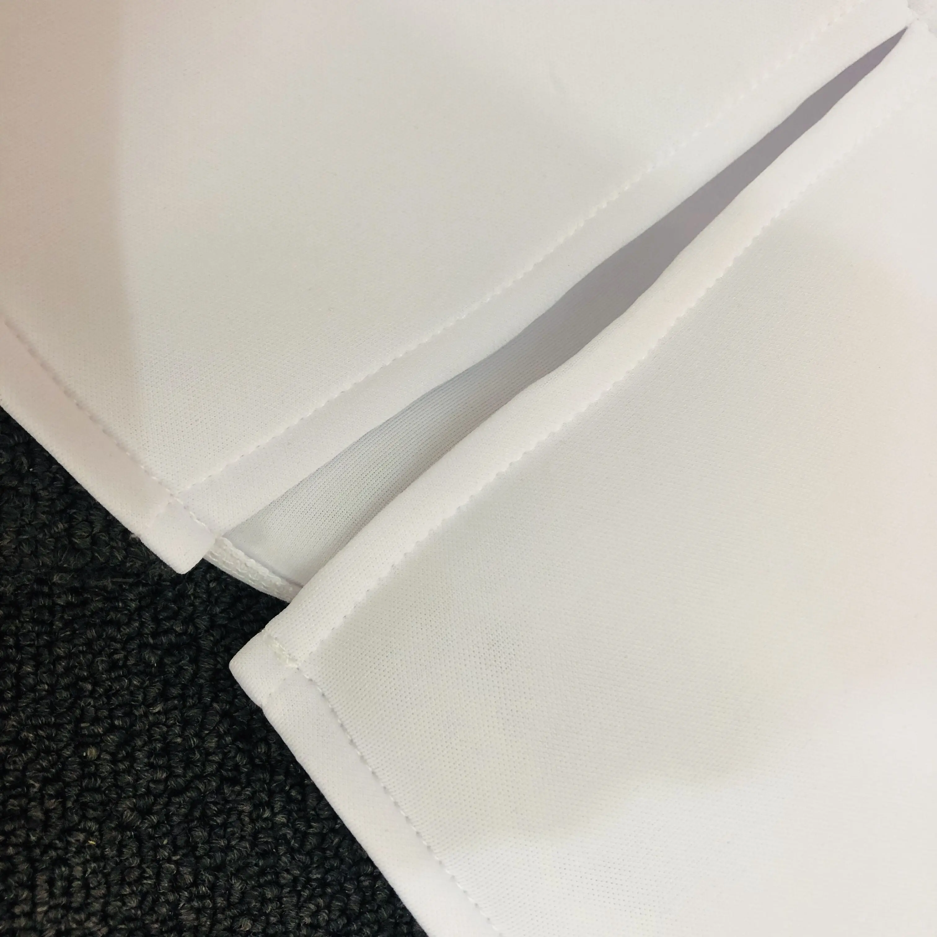 Белое платье футляр с оборками облегающее открытыми плечами и открытой спиной