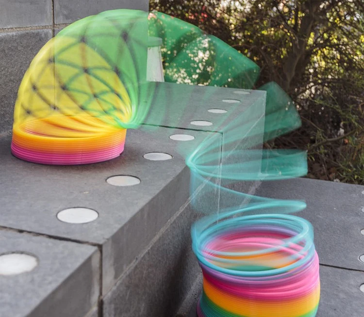 Color Rainbow Circle Magic Down Stairs Creative Decompression 7 color spring ring Children's Toys birthday present | Игрушки и хобби