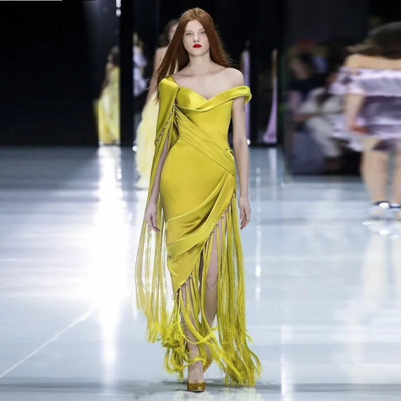 Женское атласное платье с открытыми плечами длинное вечернее высоким разрезом и