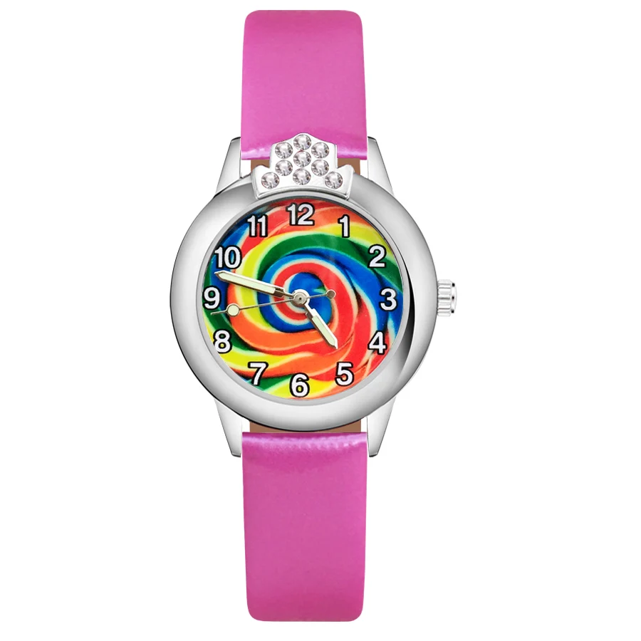 С яркими рисунками из мультфильма про динозавров леденец на палочке с украшением