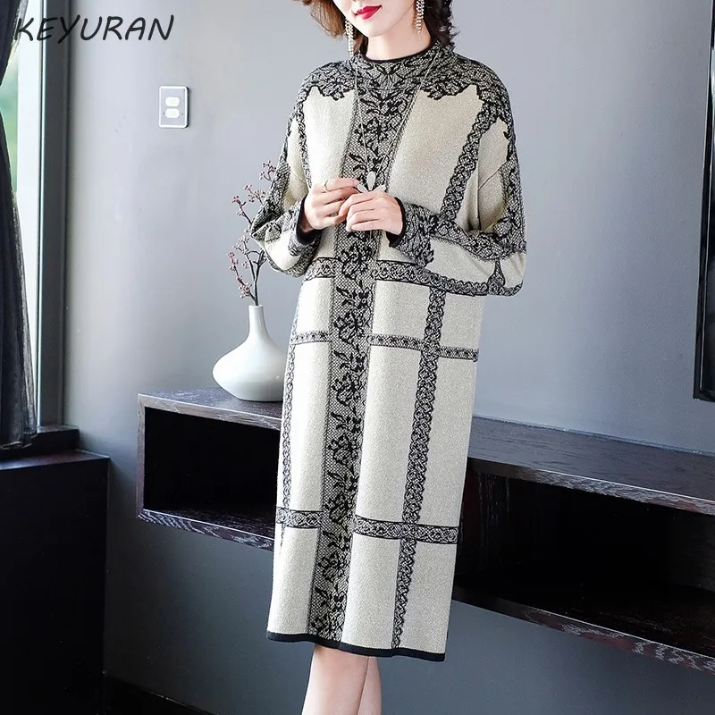 Женское трикотажное платье свитер с высоким воротником и спущенными