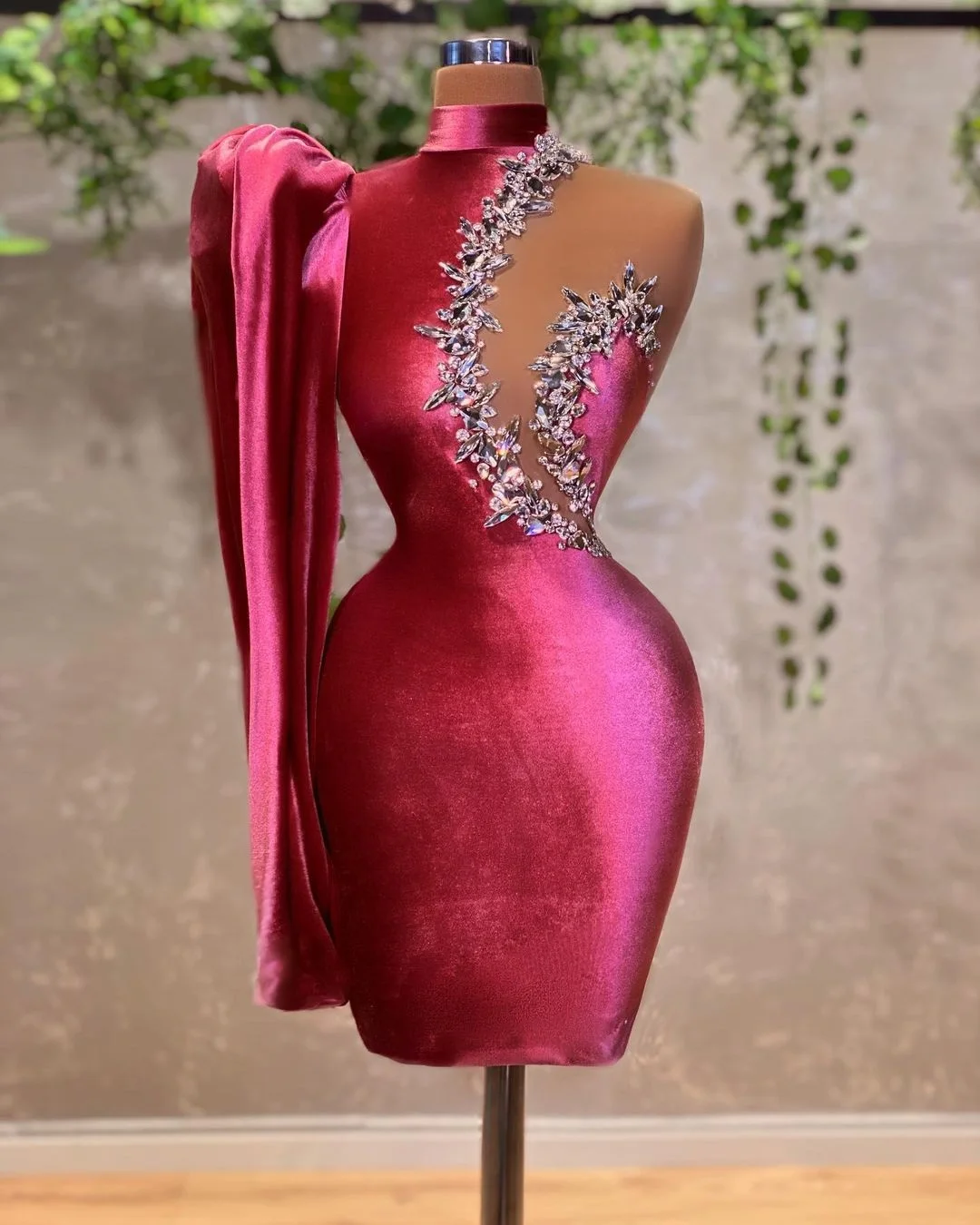 Женское платье на одно плечо с длинным рукавом со стразами | Свадьбы и торжества