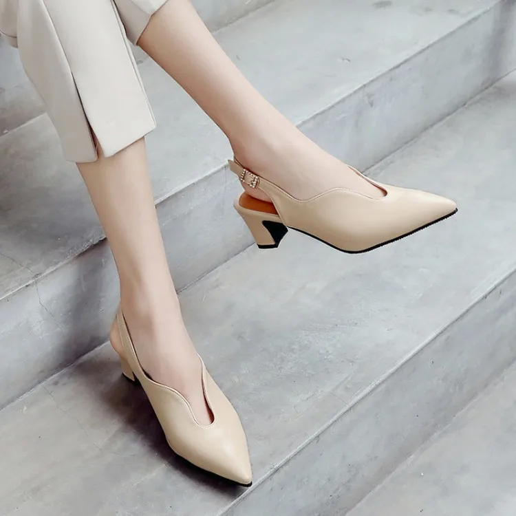 Летние босоножки с острым носком женские на среднем каблуке модные новые