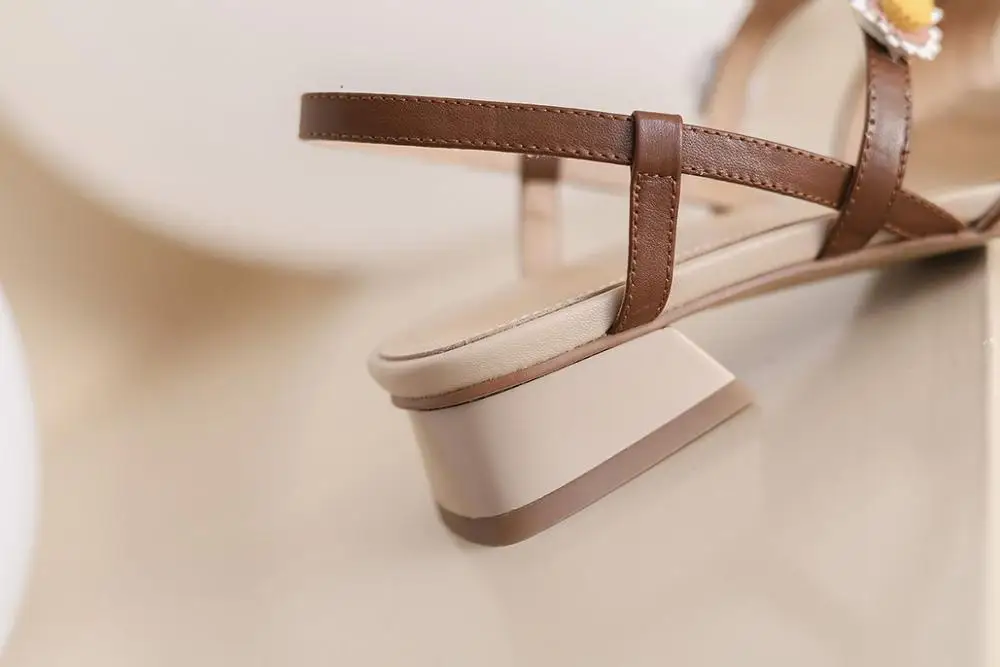 Сандалии Lenkisen из натуральной кожи с цветочной аппликацией и квадратным носком