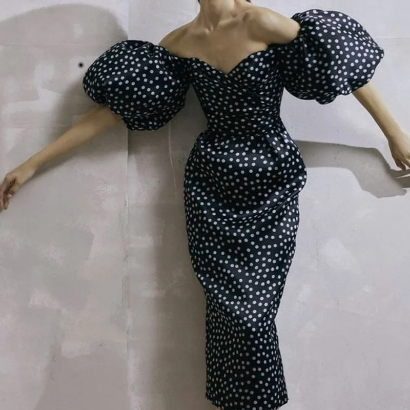 Женское платье в горошек с открытыми плечами и рукавом до локтя | Женская одежда