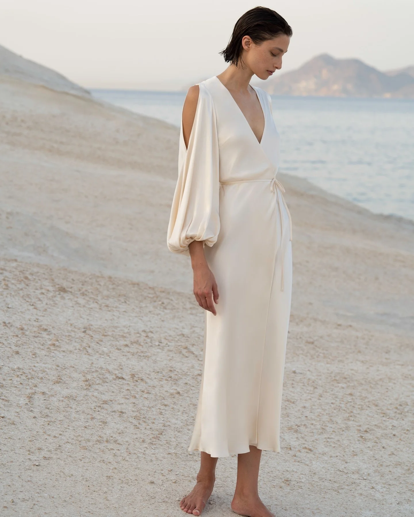 

Женское атласное платье с длинным рукавом и V-образным вырезом