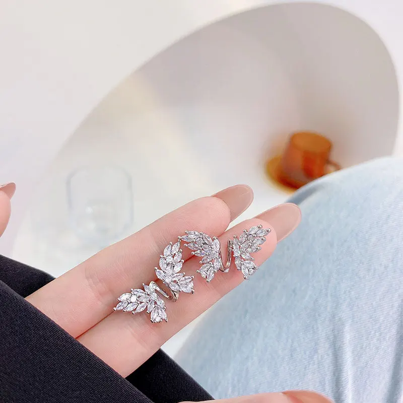 

Серебряные серьги-иглы, изысканные, блестящие, простые, темпераментные, с бабочкой, гламур, романтические, блестящие, модные аксессуары, юве...