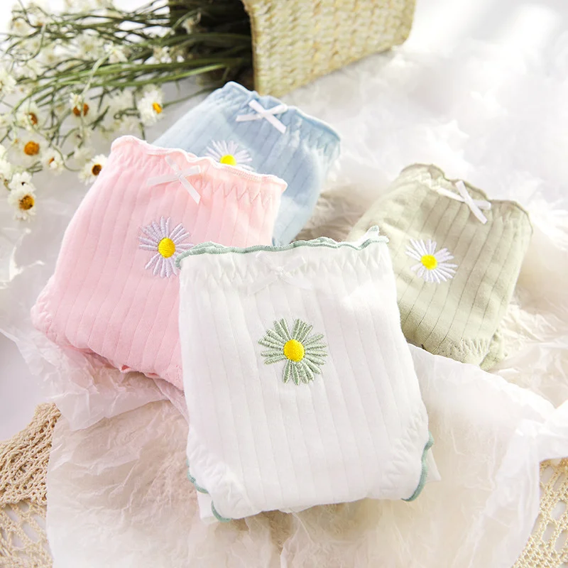 

NXY Cotton thread women's underwear girls middle waist embroidery Little Daisy lovely hip lifting breathable briefs