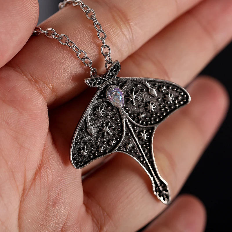 

Vintage Starry Sky Moth Mysterious Crystal Necklace Charm Pendant Necklaces for Female Fashion Woman Party Jewelry Accessories