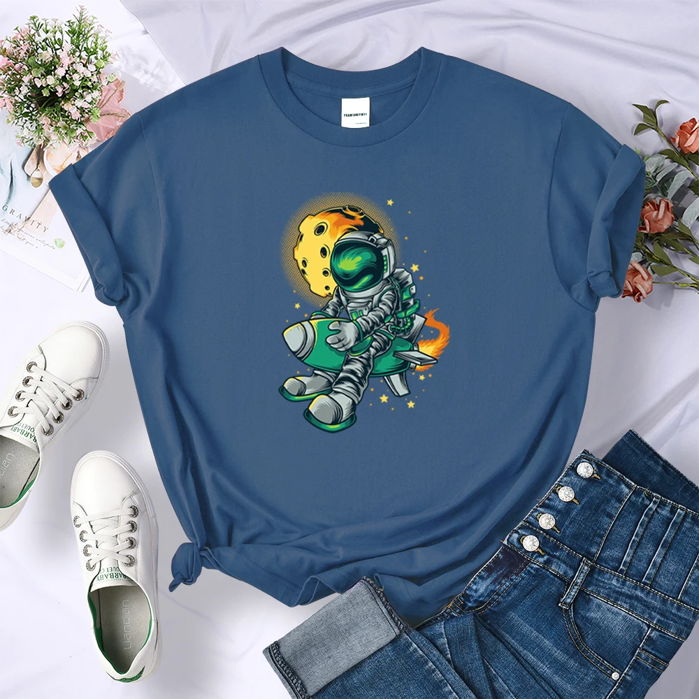 

Astronaut Sitting On A Rocket Print Tshirts Female Fashion Vintage T-shirts Summer Oversized T-shirt Cool O-Neck Womans T-shirt