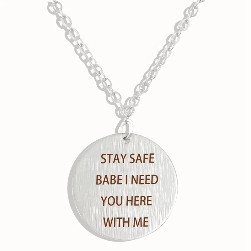 Оставайтесь в безопасности я хочу чтобы вы были со мной. Ожерелье с надписью