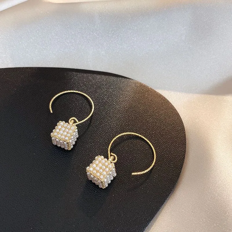 

South Korea East Gate Is Sweet And Lovely Earring Female Contracted Temperament Joker Square Pearl Eardrop