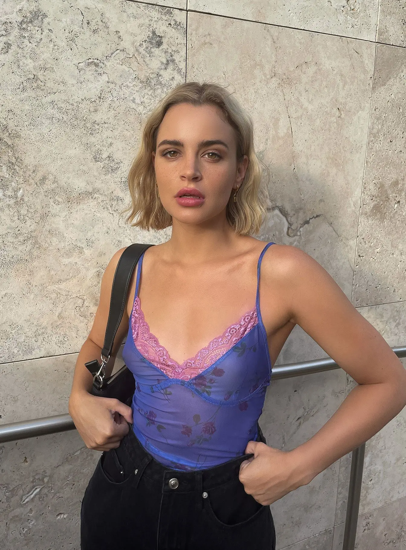 

Женский кружевной сетчатый топ, синяя майка, сексуальный укороченный топ на бретелях-спагетти с глубоким V-образным вырезом и цветочным при...