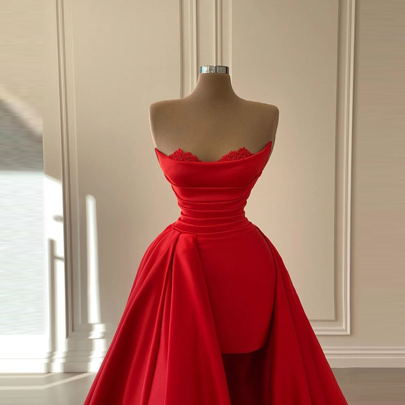 

Elegant Red Ball Gown Evening Dresses Satin Arabic Style Strapless With Long Overskirt Train Women Pageant Prom Gowns