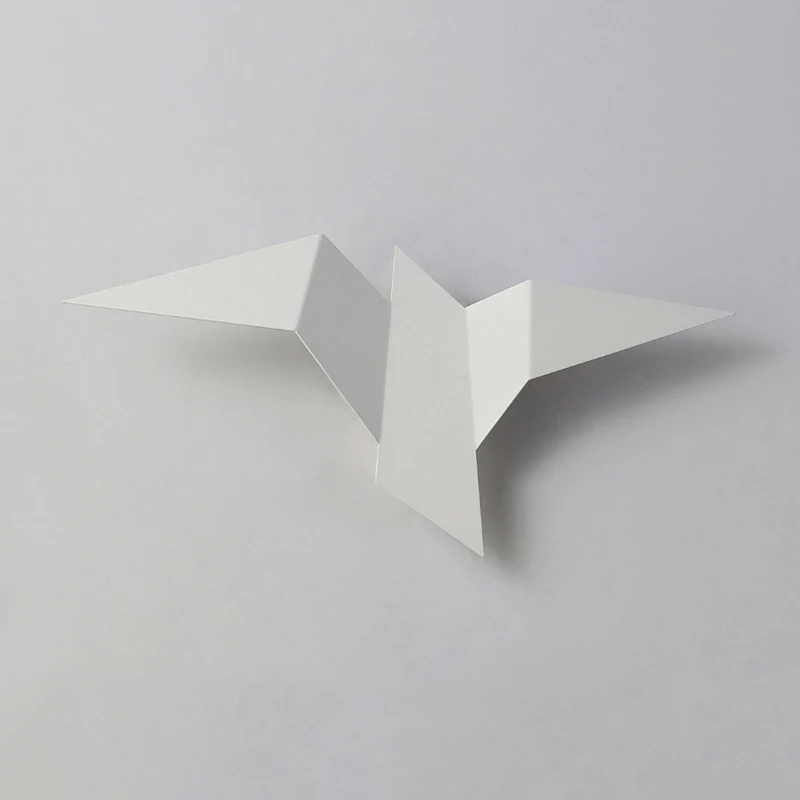 Настенная лампа с геометрическим рисунком летающих птиц