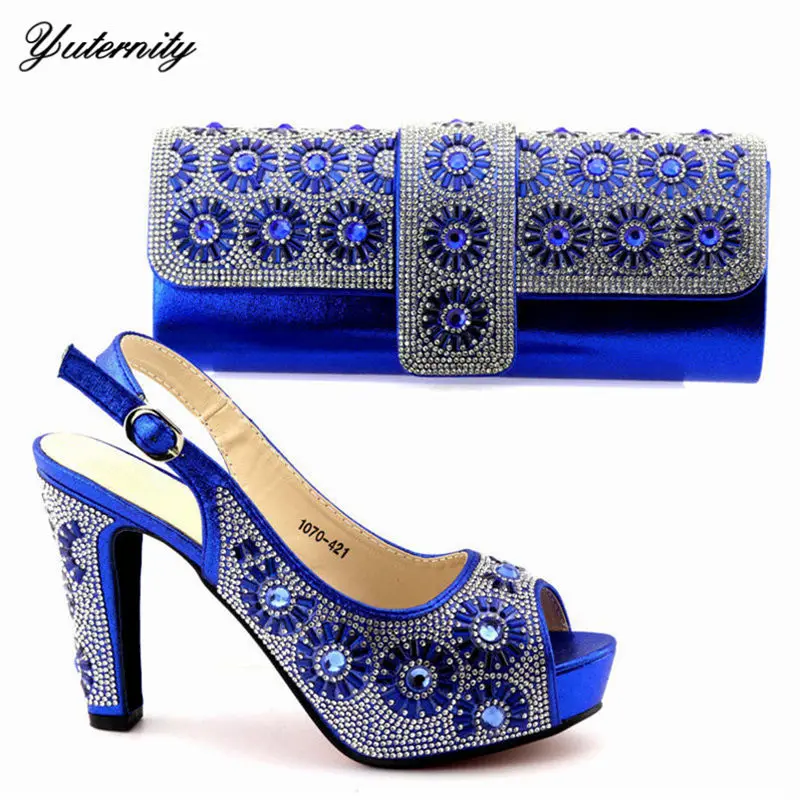 Комплект из туфель и сумочки высокого качества красного цвета с открытым носком